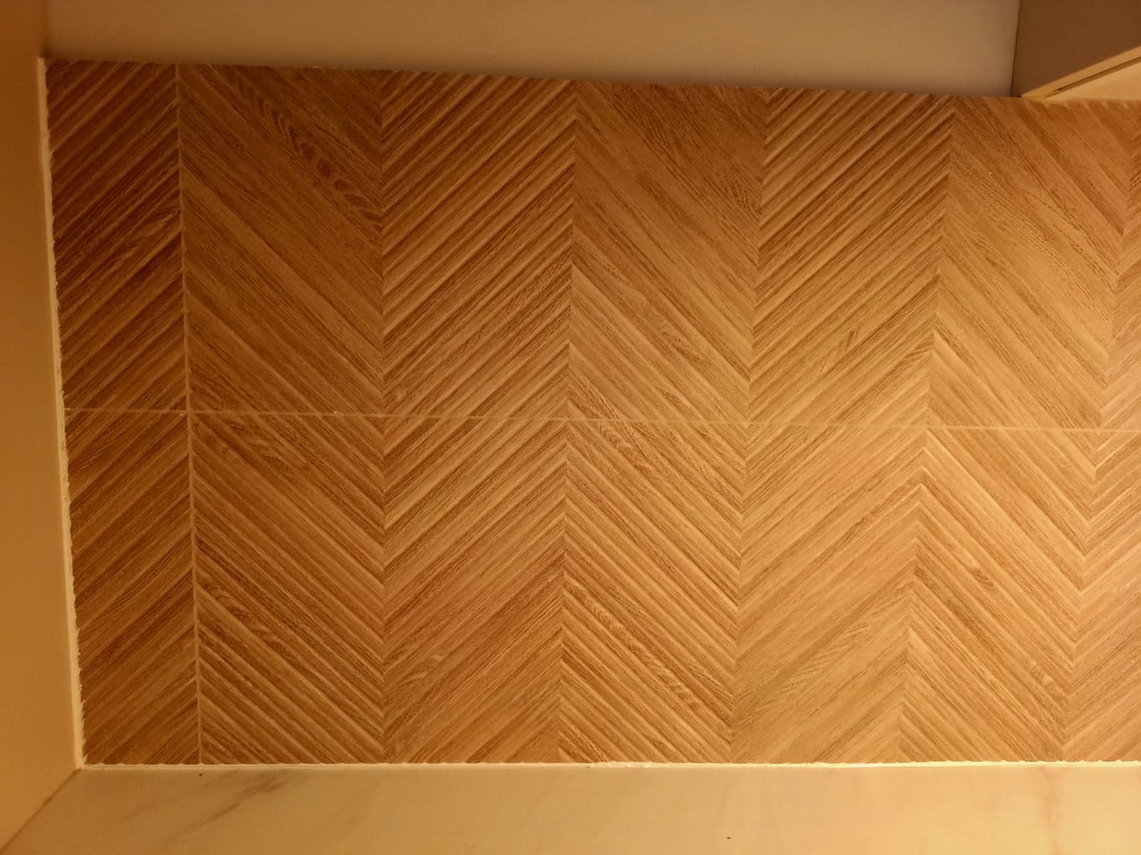 Wand met visgraattegels in houtlook
